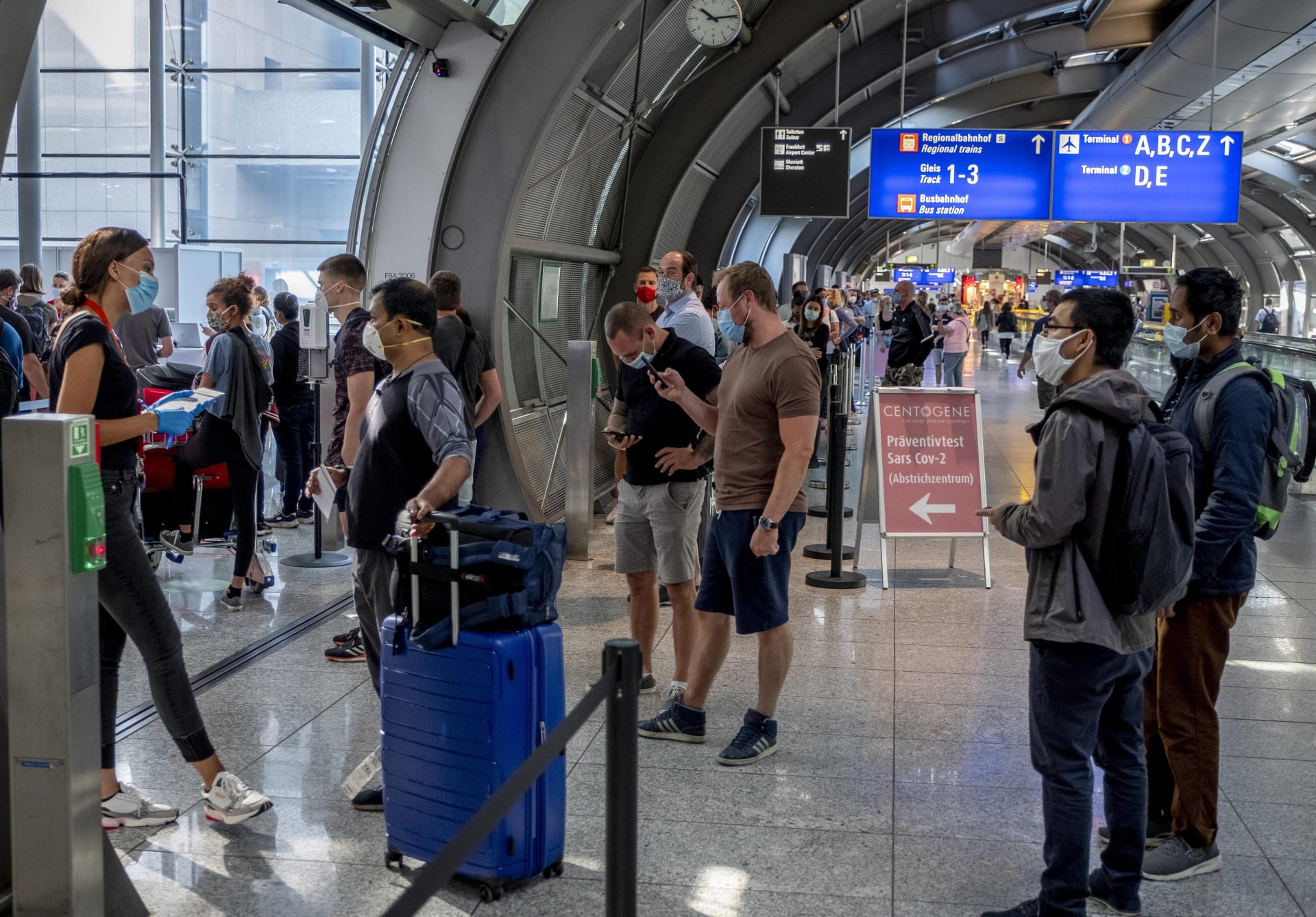 Lidé čekají na letišti v německém Frankfurtu nad Mohanem na preventivní testy na koronavirus. Pro cestovatele z rizikových oblastí nákazy jsou zdarma, aby nemoc COVID-19 nerozšiřovali v zemi.
