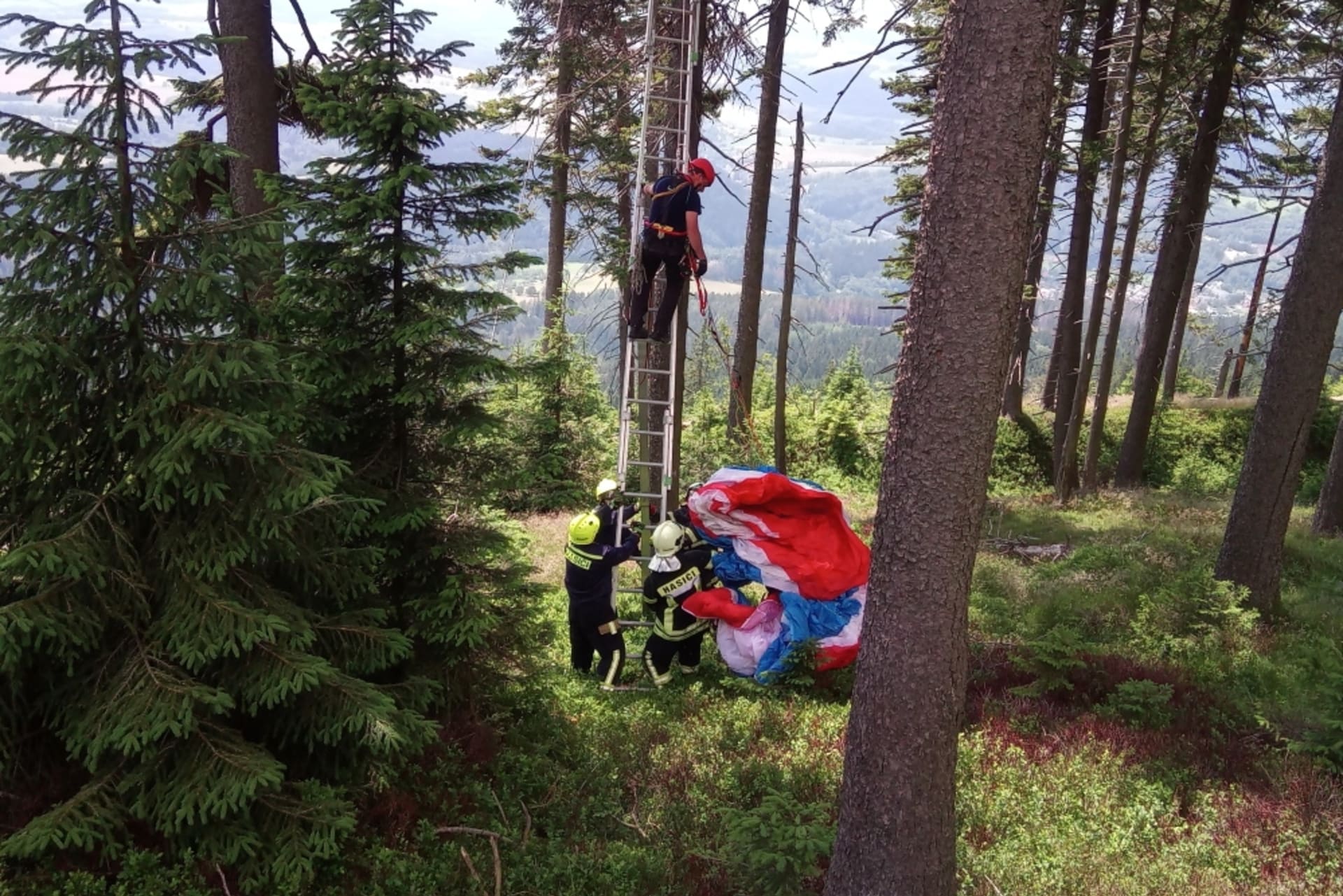 Paraglidista zůstal viset po startu na stromě, dolů mu pomohli hasiči