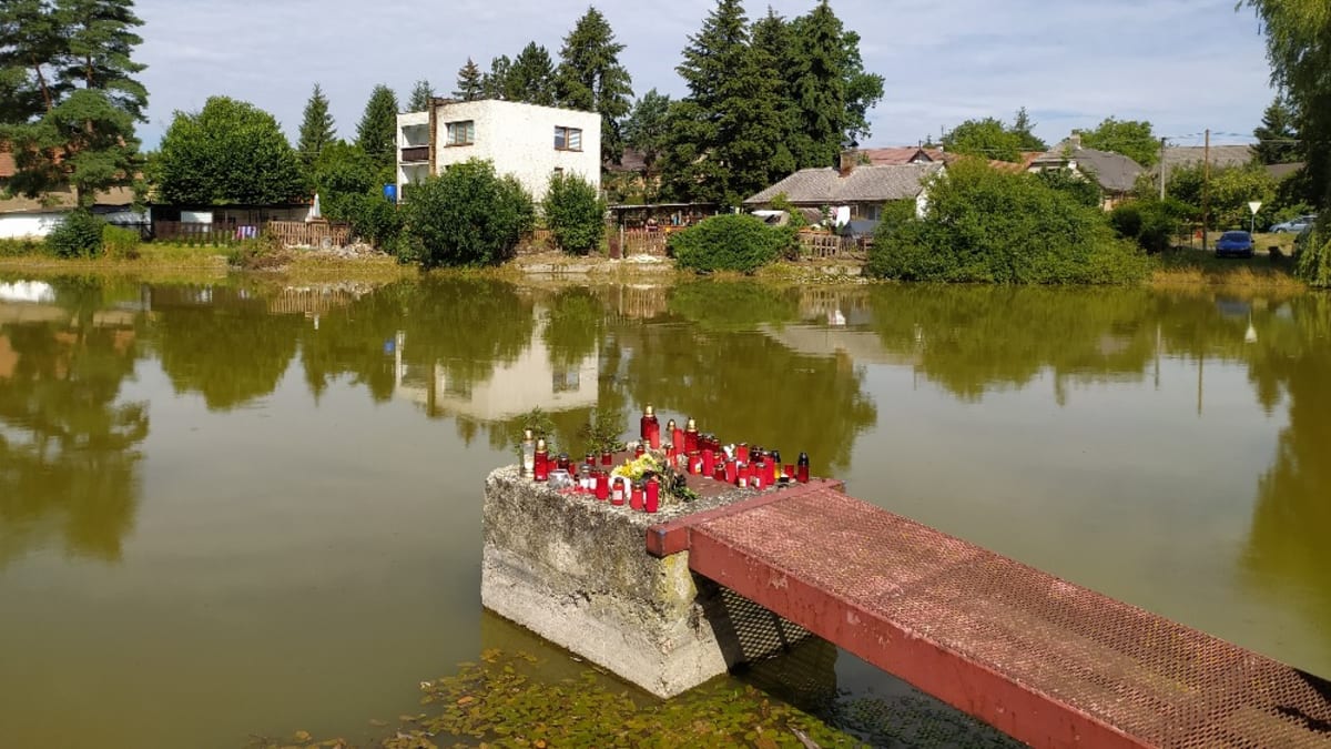 Dva muže a chlapce našli mrtvé na hladině rybníka.