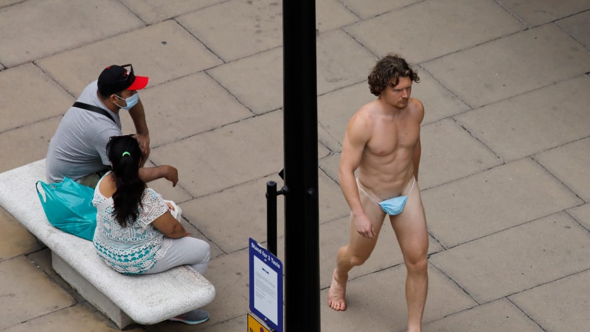 Ulicemi Londýna se procházel nahý muž s rouškou na penisu