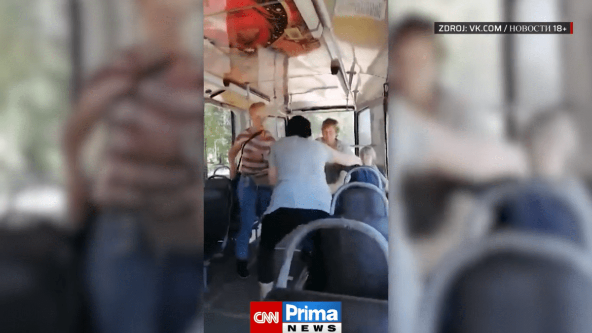 Ženy v ruské tramvaji zbily útočníka