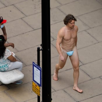 Ulicemi Londýna se procházel nahý muž s rouškou na penisu