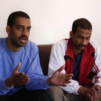 Alexanda Amon Kotey (zleva) a El Shafee Elsheikh (zprava) se po pěti letech přiznali, že se podíleli na mučení Američanky Kayly Muellerové.