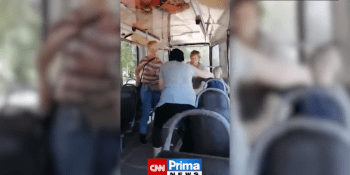 Ženy v ruské tramvaji zbily násilníka, který napadl průvodčí