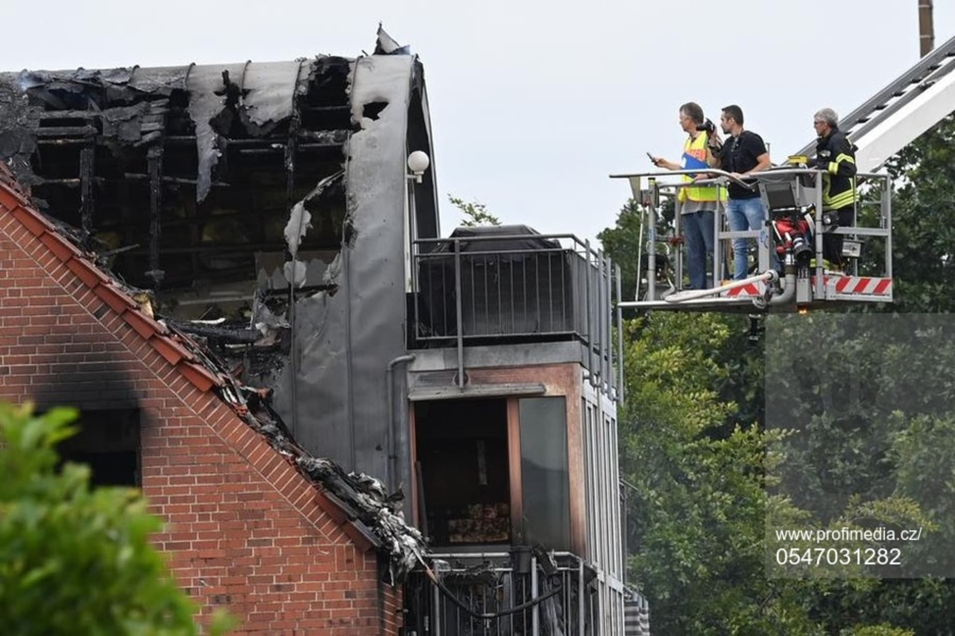 Policisté a experti dokumentují následky havárie, při které spadlo malé ultralehké letadlo na střechu domu v západoněmeckém městě Wesel.