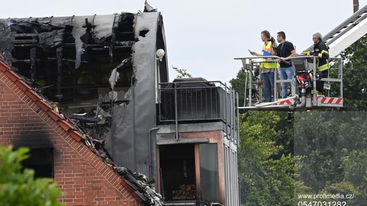 Policisté a experti dokumentují následky havárie, při které spadlo malé ultralehké letadlo na střechu domu v západoněmeckém městě Wesel.