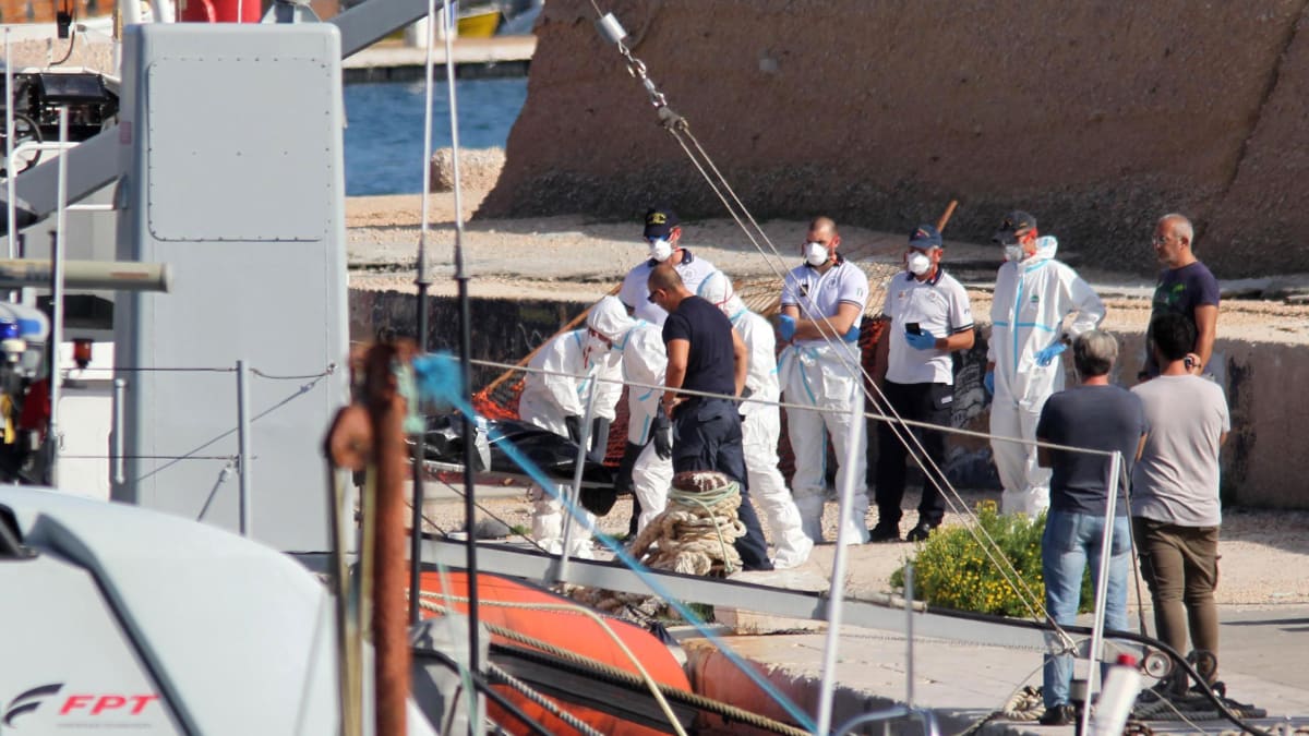 Italský ostrov Lampedusa přestává zvládat nápor migrantů, kteří připlouvají na lodích.