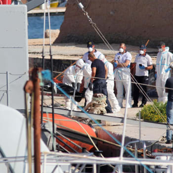 Italský ostrov Lampedusa přestává zvládat nápor migrantů, kteří připlouvají na lodích.