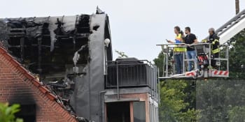 Pád malého letadla na dům v Německu: V podkroví našli tři mrtvé a zraněné dítě