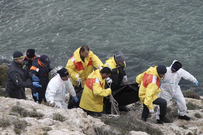 Záchranáři odnášejí tělo jednoho z mrtvých migrantů, který se pokoušel nelegálně dostat na italský ostrov Lampedusa.