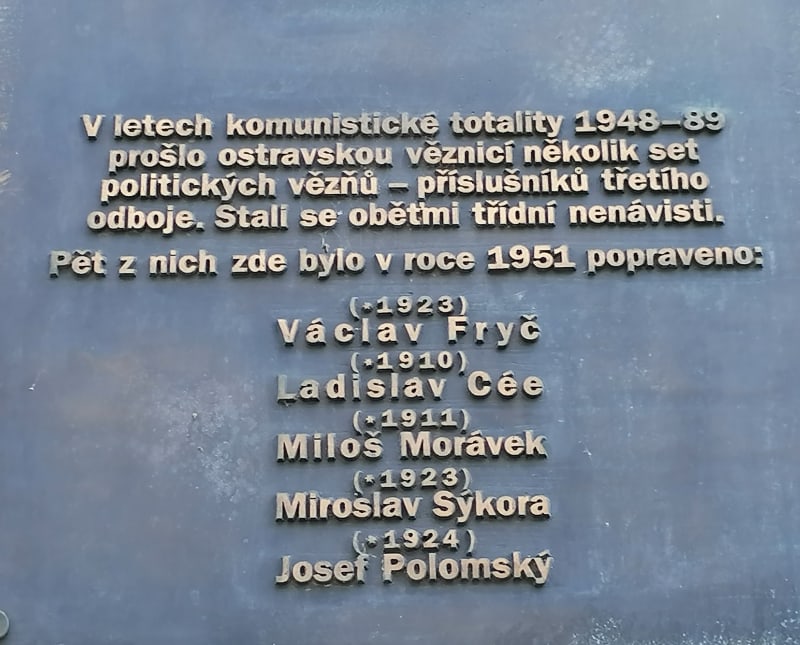 Pamětní deska popraveným na budově soudu v Ostravě. Václav Fryč byl obětí jiného procesu než čtyři další oběti uvedené na desce.