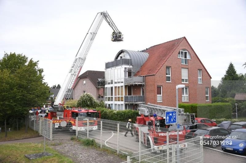 Na tento dům v německém městě Wesel spadlo malé ultralehké letadlo.