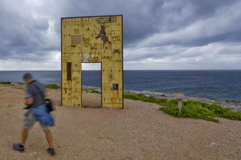 Brána do Evropy. Stojí na italském ostrově Lampedusa, vytvořil ji sochař Mimmo Paladino jako vzpomínku na tisíce migrantů, kteří zahynuli v moři při pokusu dostat se do Evropy.