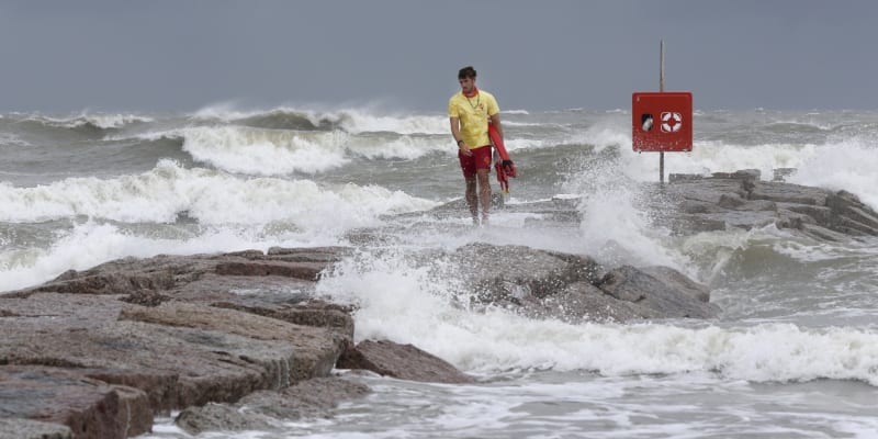 Na Texas se žene první hurikán sezóny.