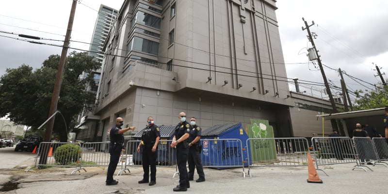 Skupina mužů silou pronikla do čínského konzulátu v Houstonu.