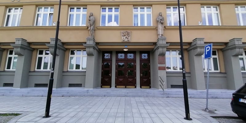 Krajský soud s vazební věznicí v Ostravě, na dvoře byli popraveni čtyři odsouzení.
