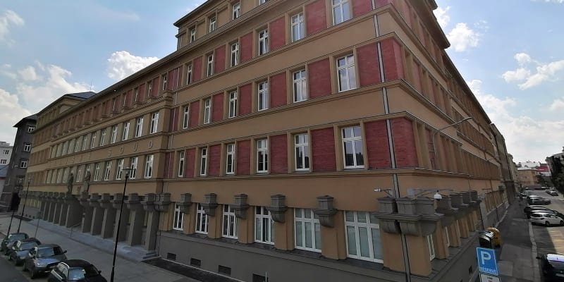Krajský soud s vazební věznicí v Ostravě, na dvoře byli popraveni čtyři odsouzení.