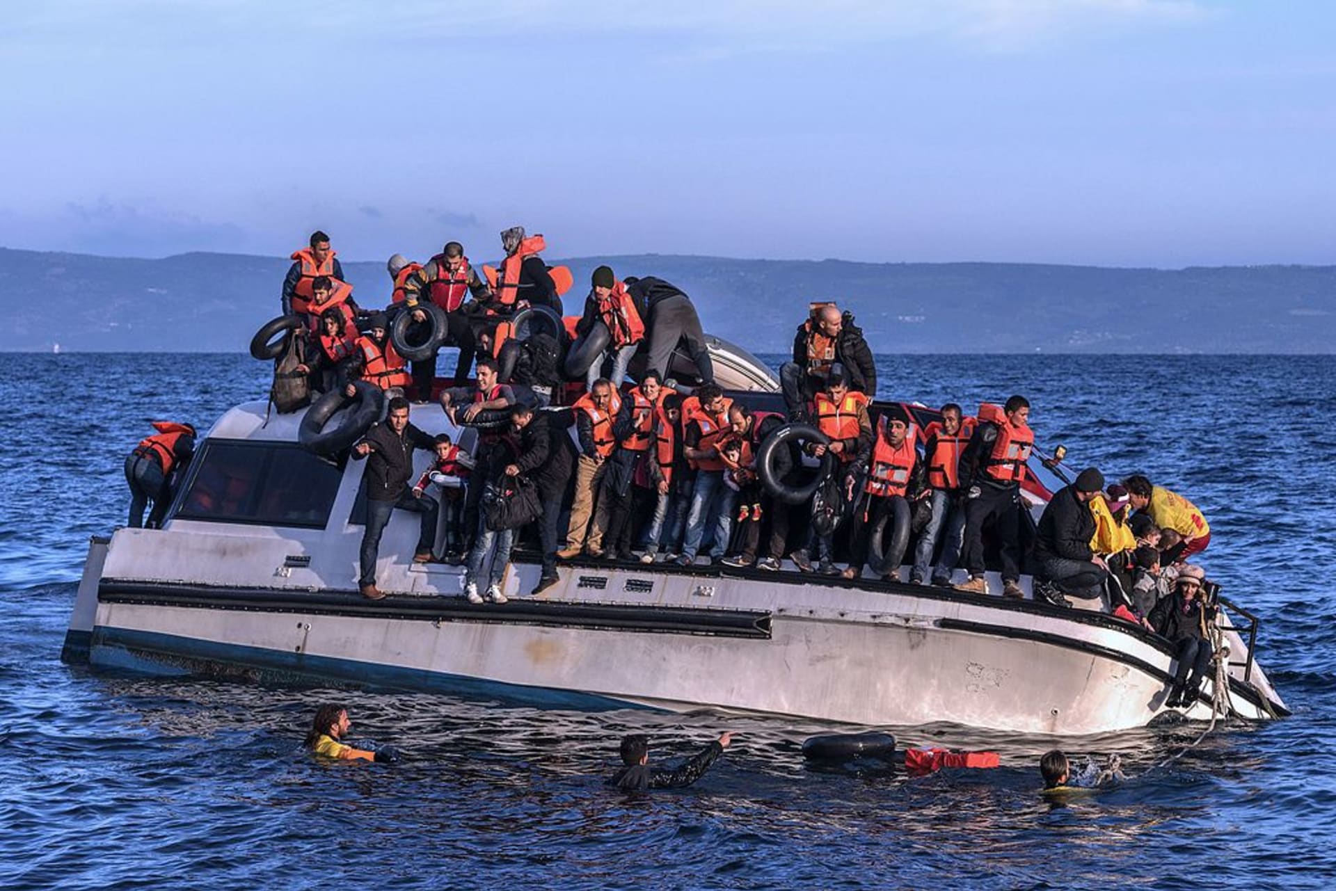 Migranti na člunu na Středozemním moři. 