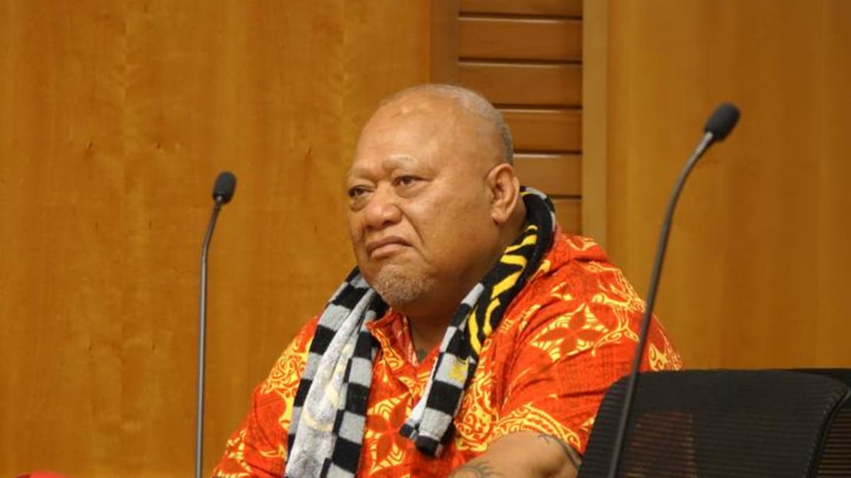 Jopseph Auga Matamata sedí u soudu v novozélandském Wellingtonu, kde se zodpovídal z obchodu s lidmi a z otroctví. Reprofoto: RNZ/ Anusha Bradley