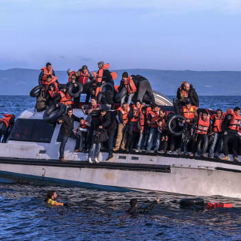 Migranti na člunu na Středozemním moři. 