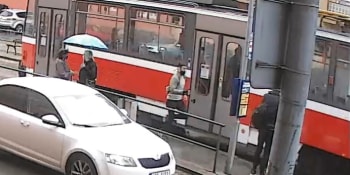 Černý pasažér v Brně okradl revizorku. Hrozí mu dva roky odnětí svobody
