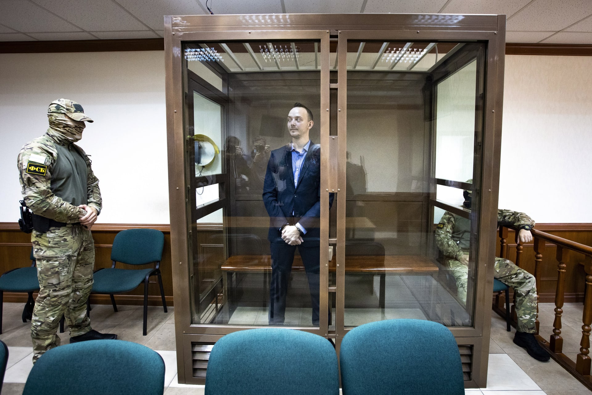 Ivan Safronov vypovídá z bezpečnostní cely pod dohledem členů ruské tajné služby FSB u moskevského soudu. Safronov je obviněný z údajného předávání informací české rozvědce.