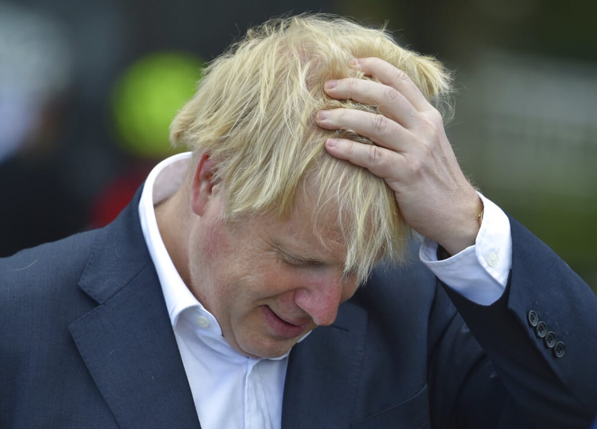 Britský premiér Boris Johnson zažívá politický pád