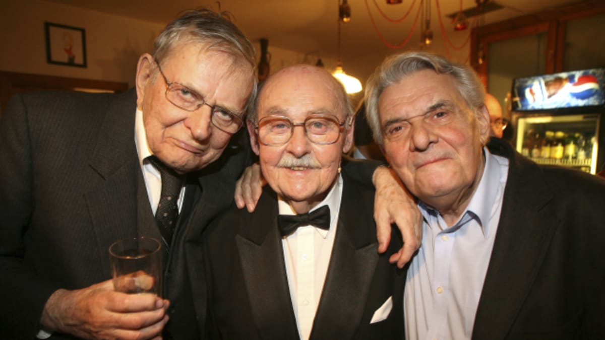  Jan Skopeček, Lubomír Lipský (uprostřed) a Ladislav Trojan. Představitelé televizního seriálu Tři chlapi v chalupě při benefici uspořádané k 85. narozeninám Lubomíra Lipského v Divadle ABC v roce 2008