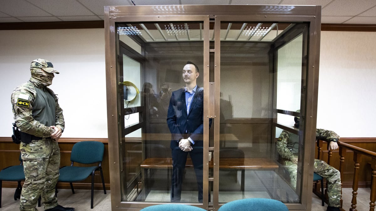 Ivan Safronov vypovídá z bezpečnostní cely pod dohledem členů ruské tajné služby FSB u moskevského soudu. Safronov je obviněný z údajného předávání informací české rozvědce.