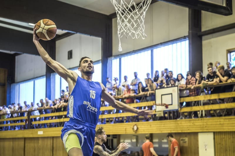 Český basketbalista Tomáš Satoranský smečuje míč do koše během tréninku národního týmu při soustředění v Mariánských Lázních.