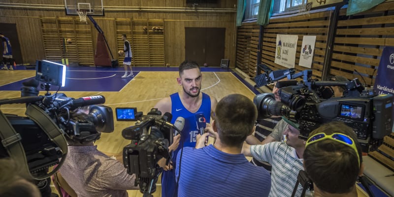 Tomáš Satoranský poskytuje rozhovor po skončení tréninku české basketbalové reprezentace při soustředění v Mariánských Lázních.