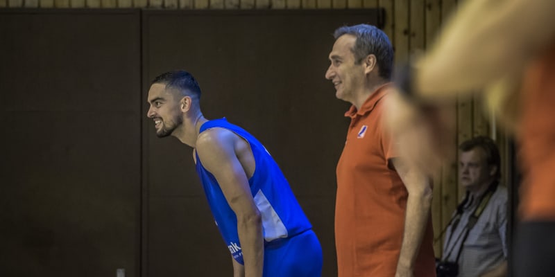 Tomáš Satoranský vyčkává na pokyny trenéra Ronena Ginzburga (vpravo).