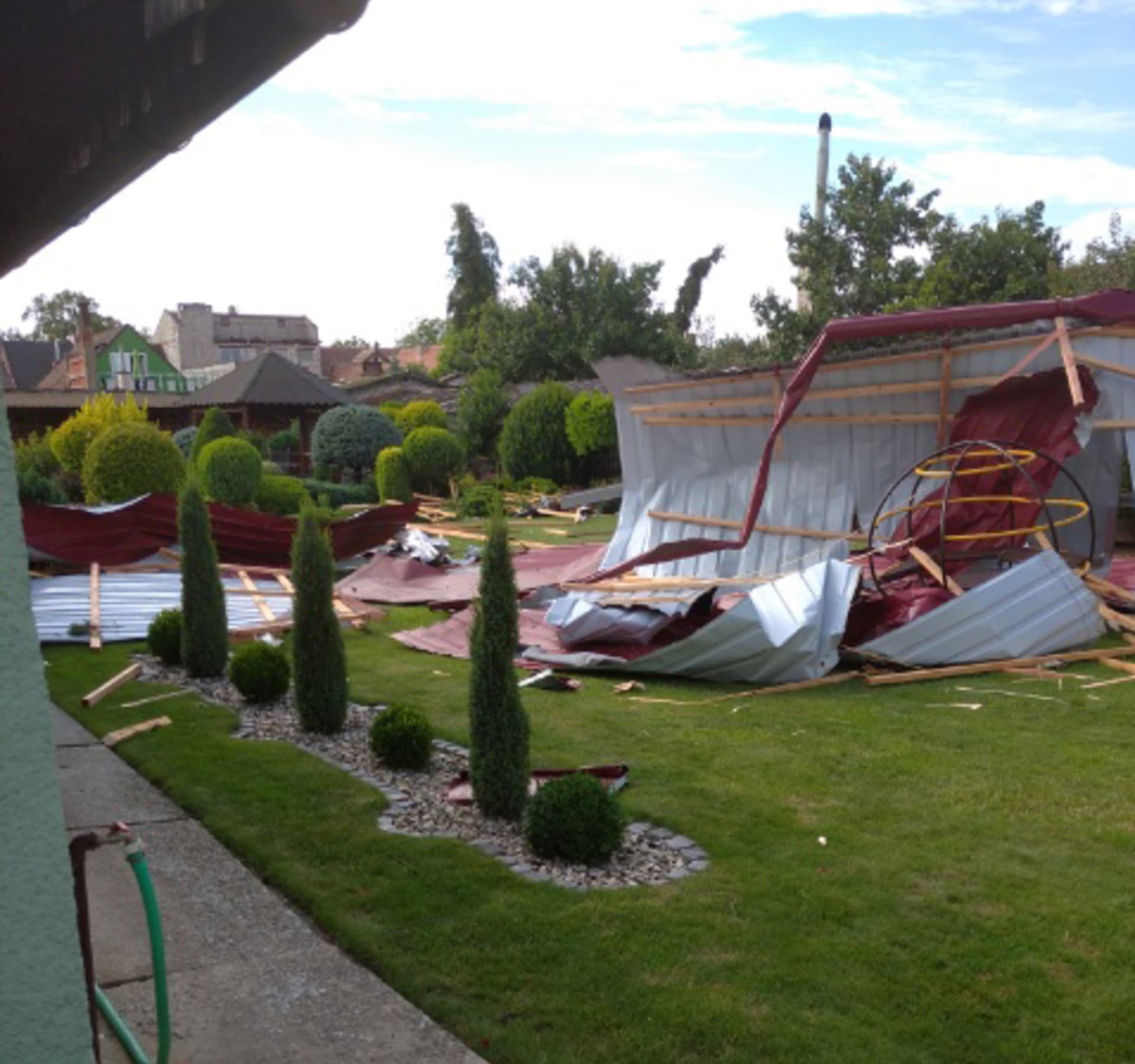 Následky bouřky v Sudoměřicích na Hodonínsku, kde vítr utrhl střechu jednoho z domů