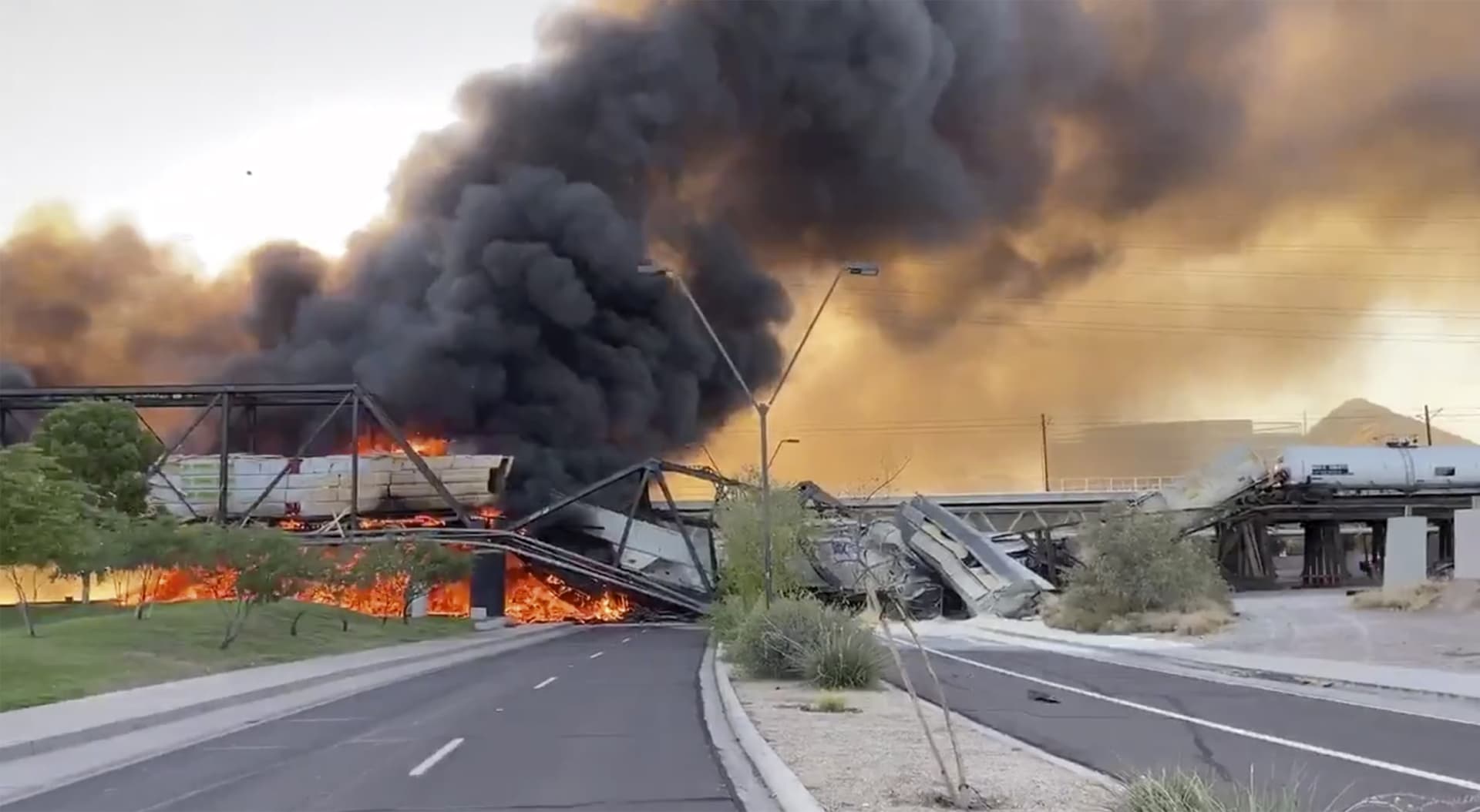 Nehoda vlaku v Arizoně způsobila požár a zřícení mostu.