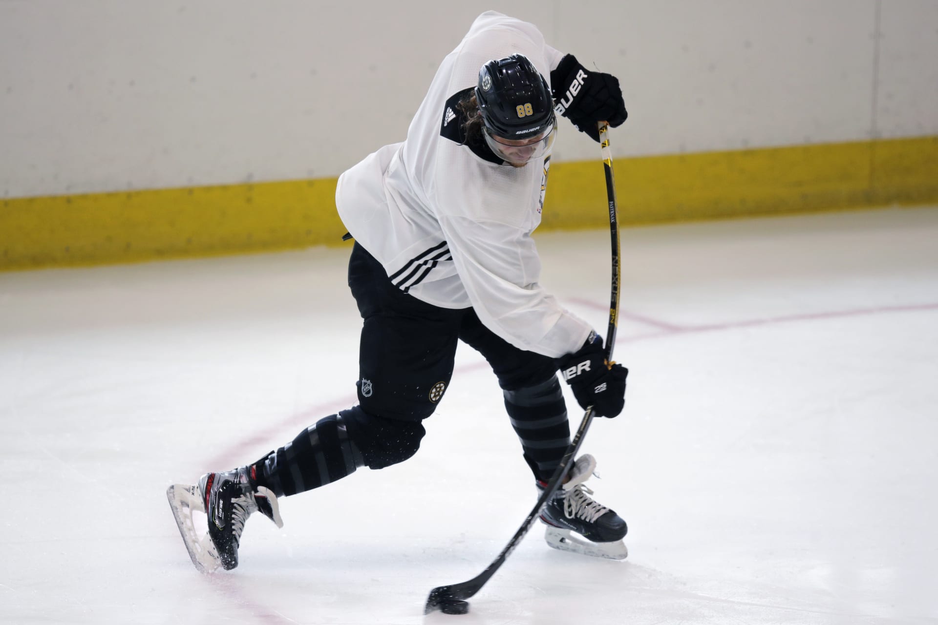David Pastrňák střílí při tréninku klubu NHL Boston Bruins poté, co prodělal karanténu po návratu z Česka do USA.