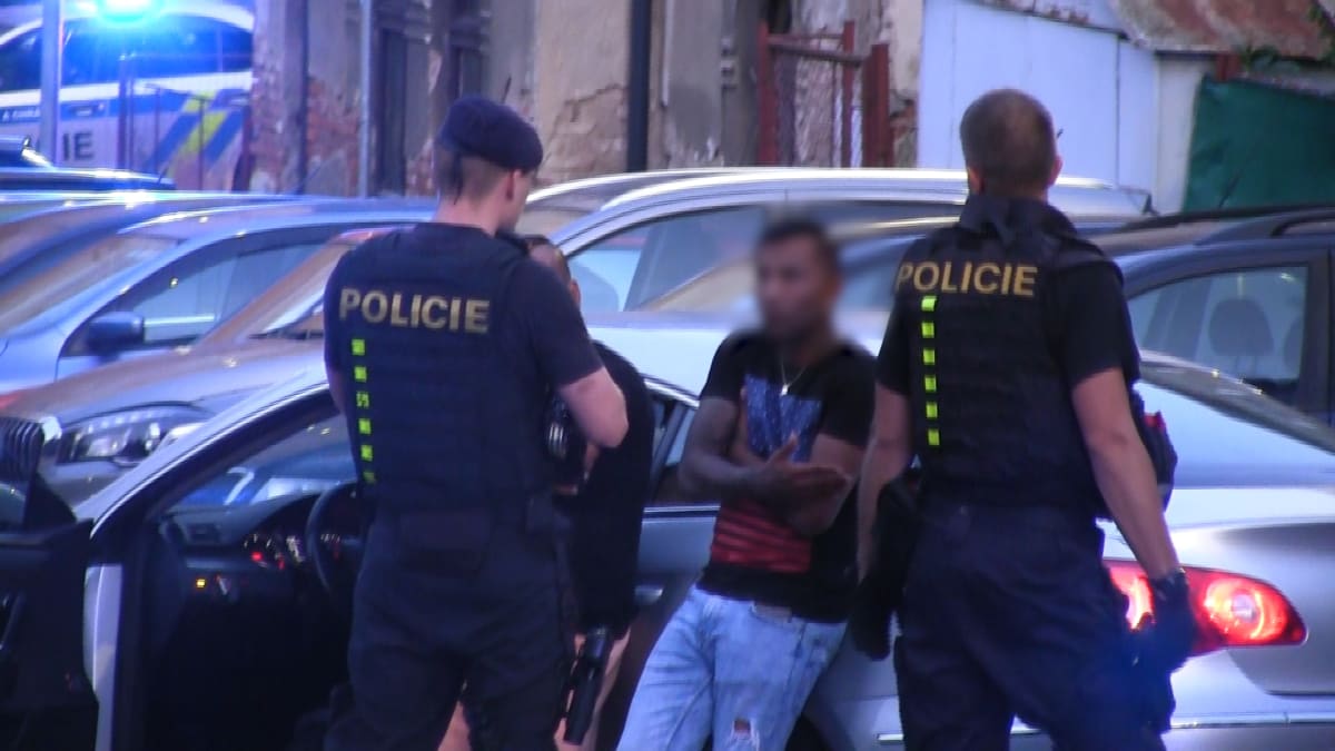 Policie musela zasahovat u ozbrojené bitky v Jablonci nad Nisou.