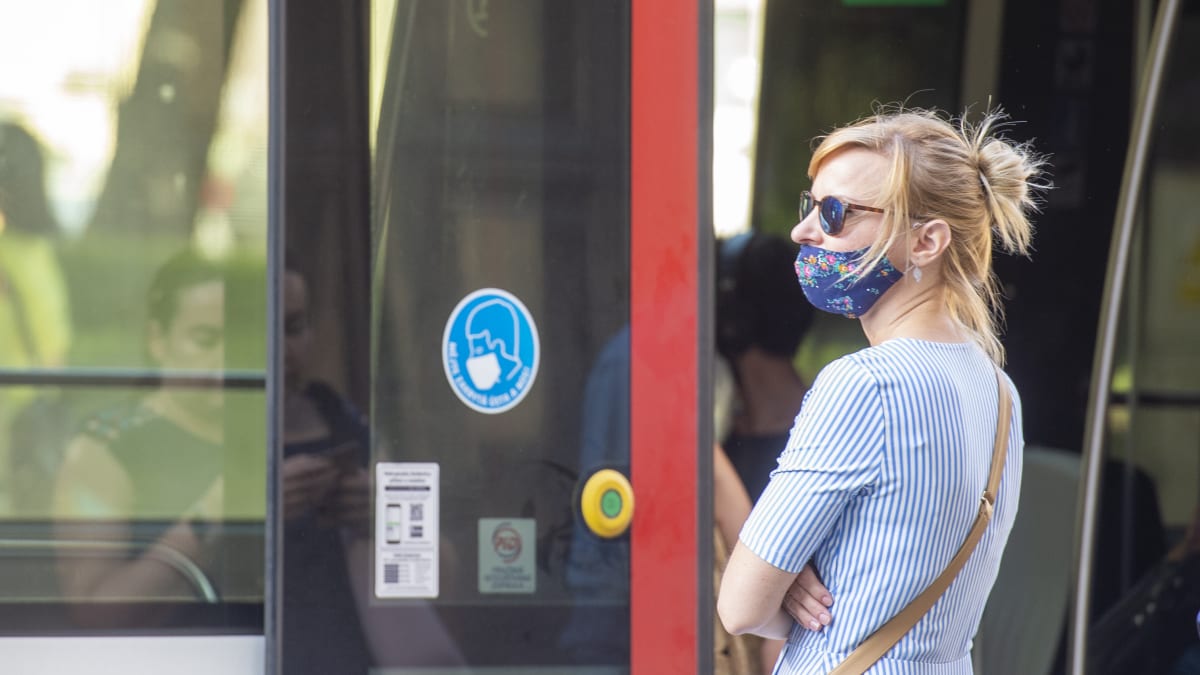 Roušky znovu na scéně. V pražských tramvajích nejsou povinné, přesto je tam lidé nosí.