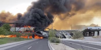 V Arizoně vykolejil vlak. Nehoda způsobila požár a částečné zřícení mostu 