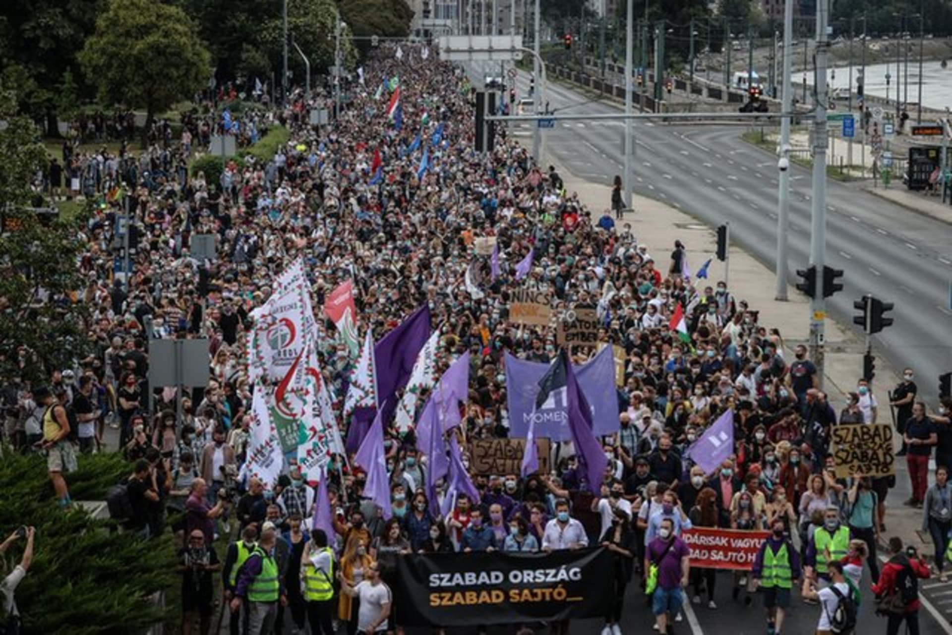 Kvůli neustálému oklešťování svobody médií proběhla minulý pátek v Budapešti demonstrace. Dav šel od sídla Indexu k úřadu vlády.