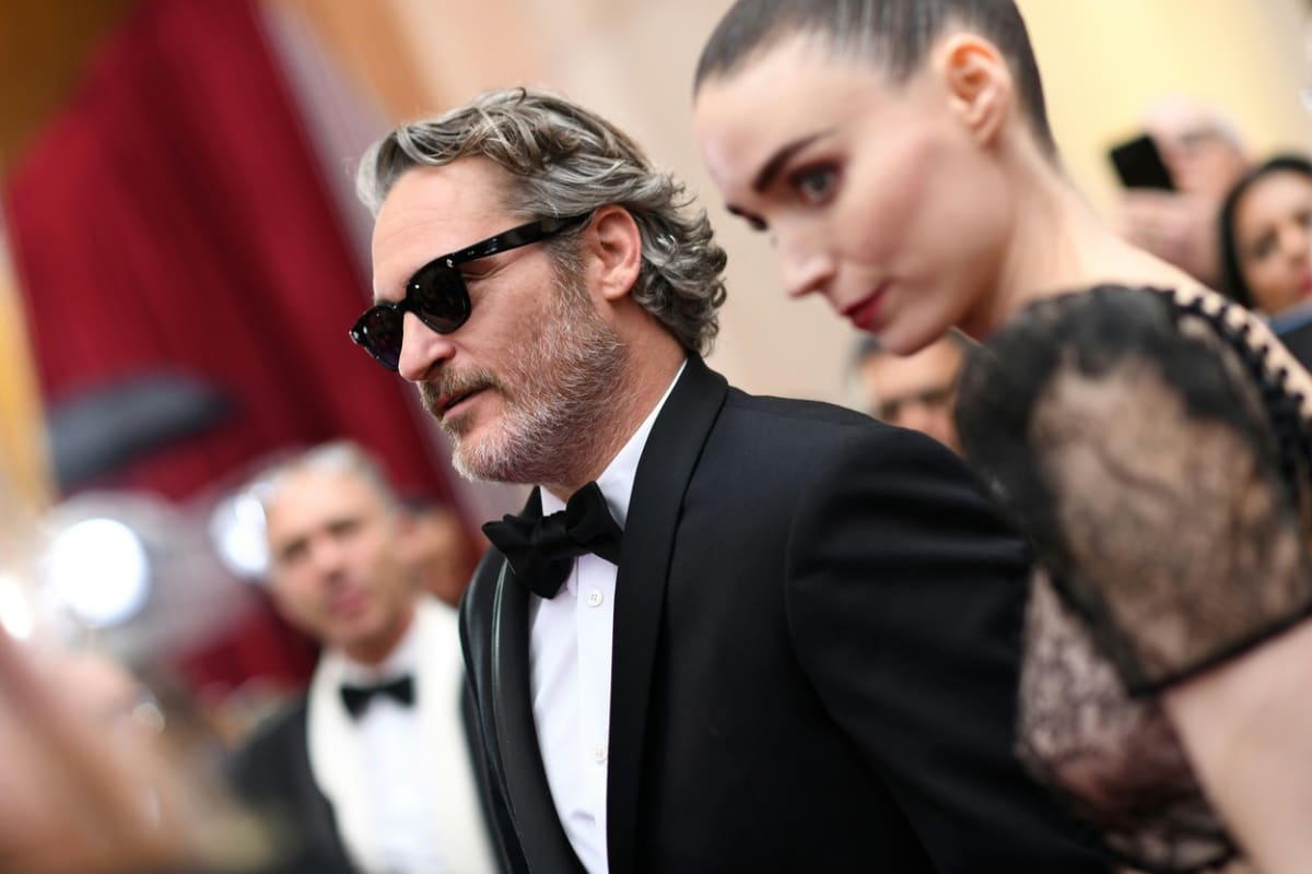 (Joaquin Phoenix a Rooney Maraová) Phoenix a Maraová už jsou spolu sice déle, stále se však najde dost lidí, kteří neměli o vztahu herce z Jokera a herečky z amerického remaku Mužů, kteří nenávidí ženy ani ponětí. Dohromady se přitom dali v roce 2012 při natáčení snímku Ona, světu však svůj vztah odhalili až v roce 2017 na filmovém festivalu v Cannes. Loni se zasnoubili a letos v květnu oznámili, že spolu čekají první miminko.