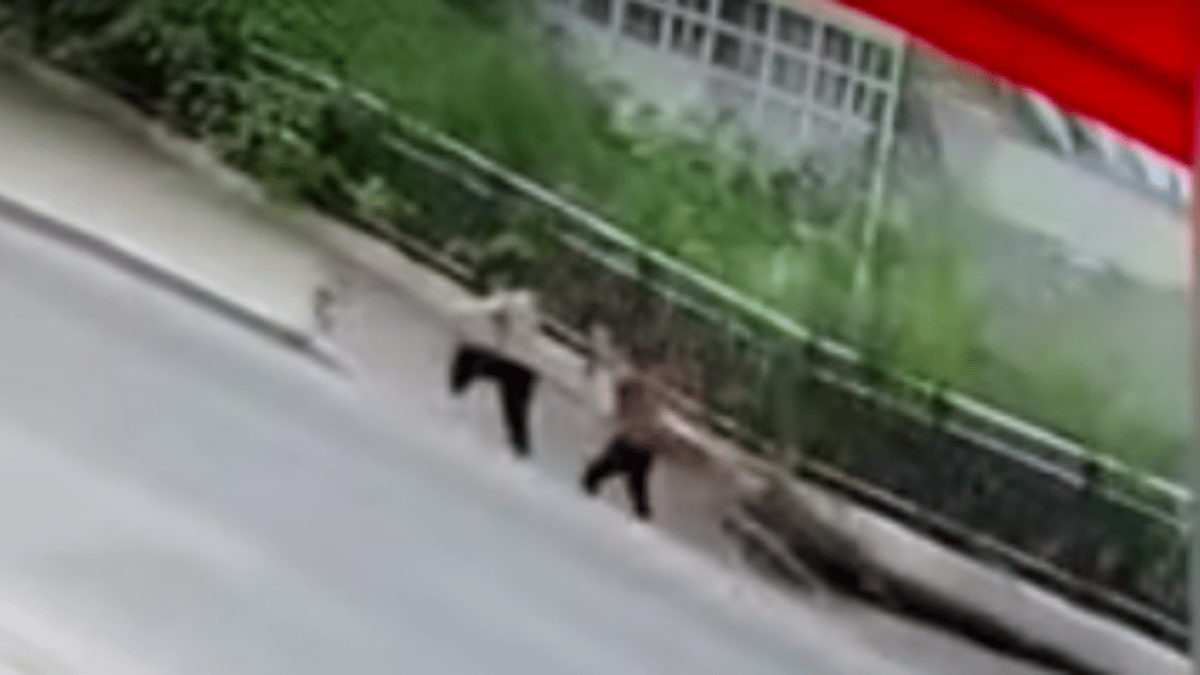 V Číně se propadl chodník a doslova pohltil dva lidi.