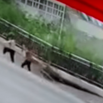 V Číně se propadl chodník a doslova pohltil dva lidi.