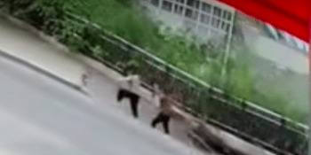 Drama v Číně: Pod chodci se propadl chodník a doslova je pohltil