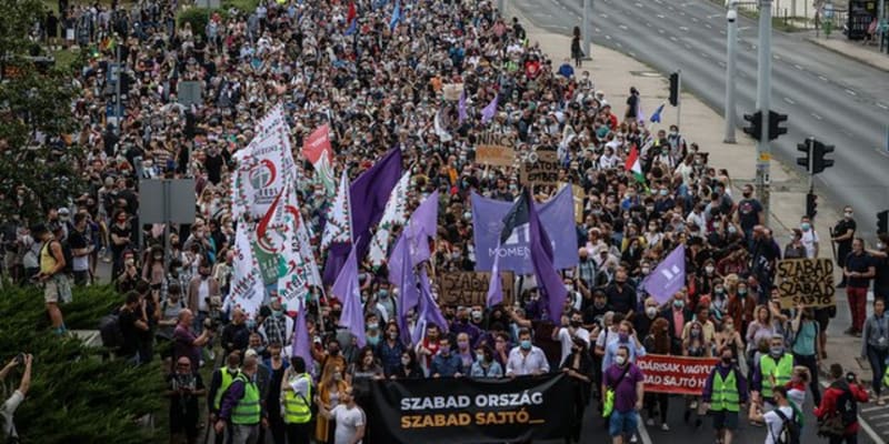 Kvůli neustálému oklešťování svobody médií proběhla minulý pátek v Budapešti demonstrace. Dav šel od sídla Indexu k úřadu vlády.