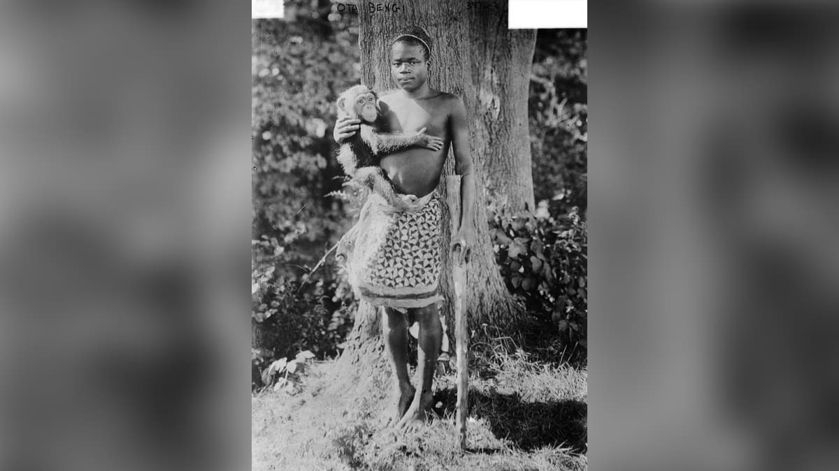 Afričan Ota Benga vystavovaný v Bronx Zoo (Zdroj: Library of Congress)