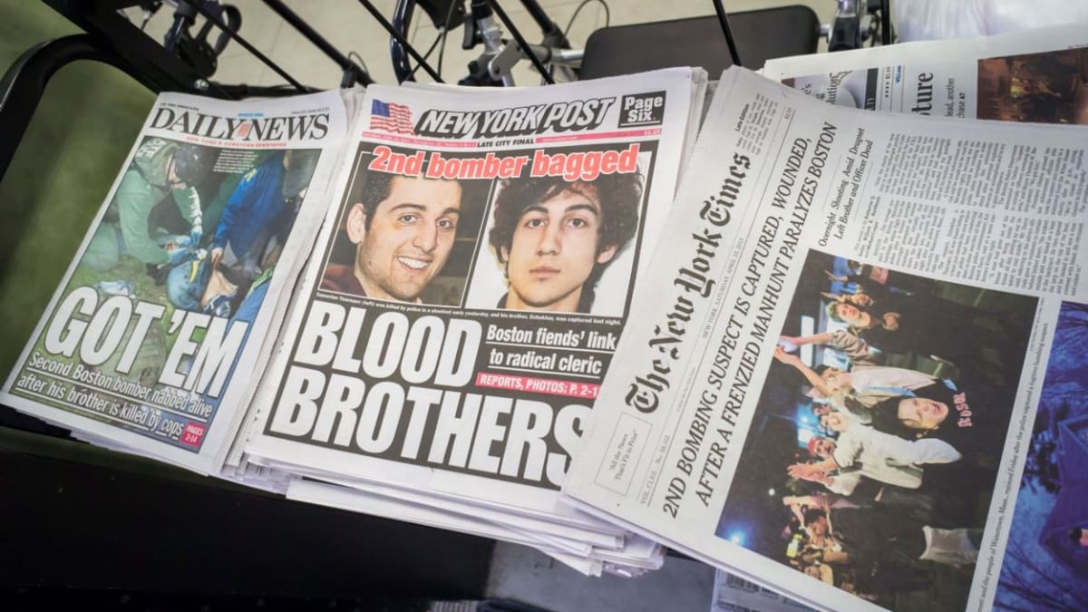 Titulní strany newyorských novin po teroristickém útoku v roce 2013.