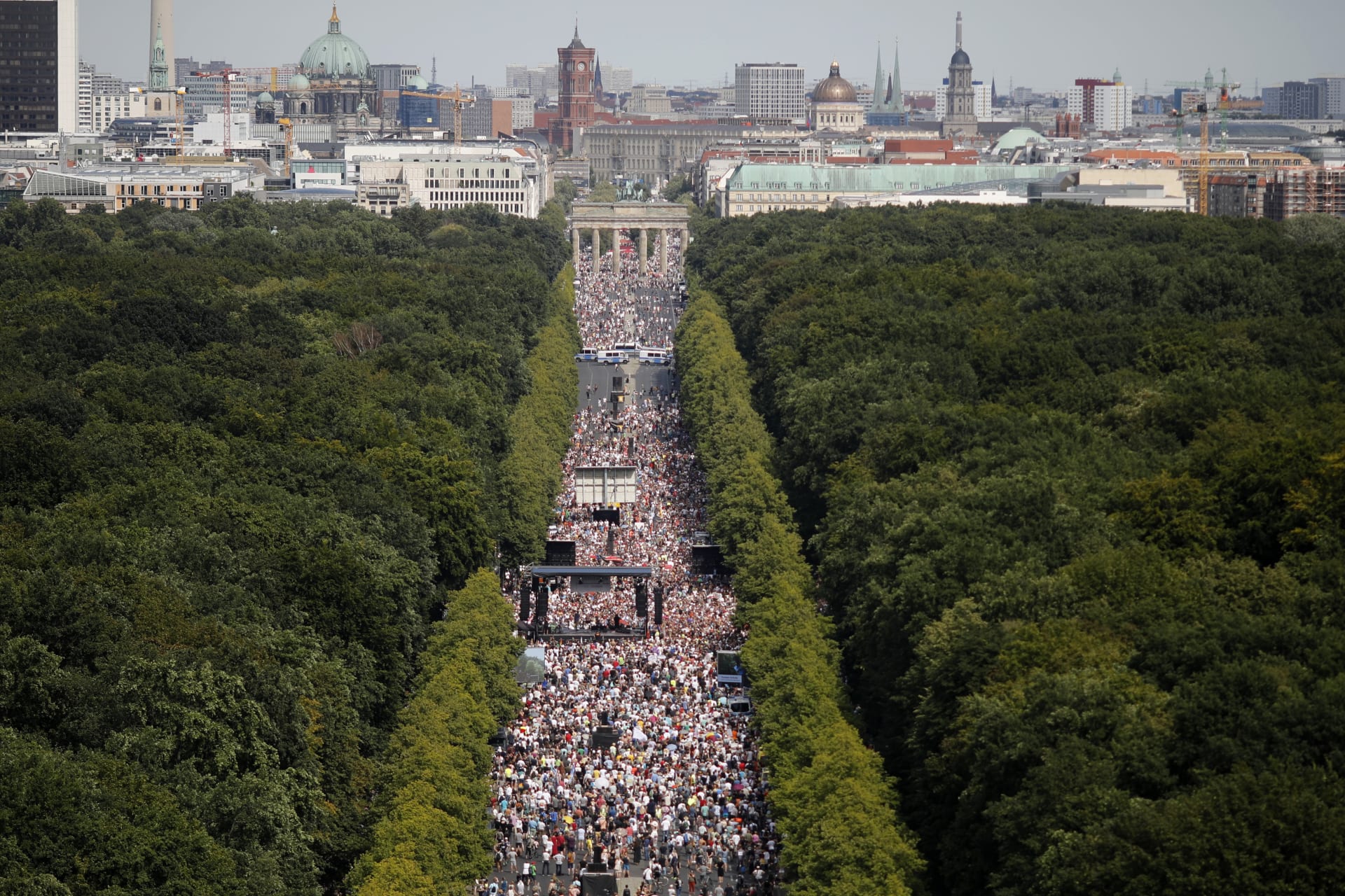 V Berlíně demonstrovaly tisíce lidí proti koronavirovým omezením.