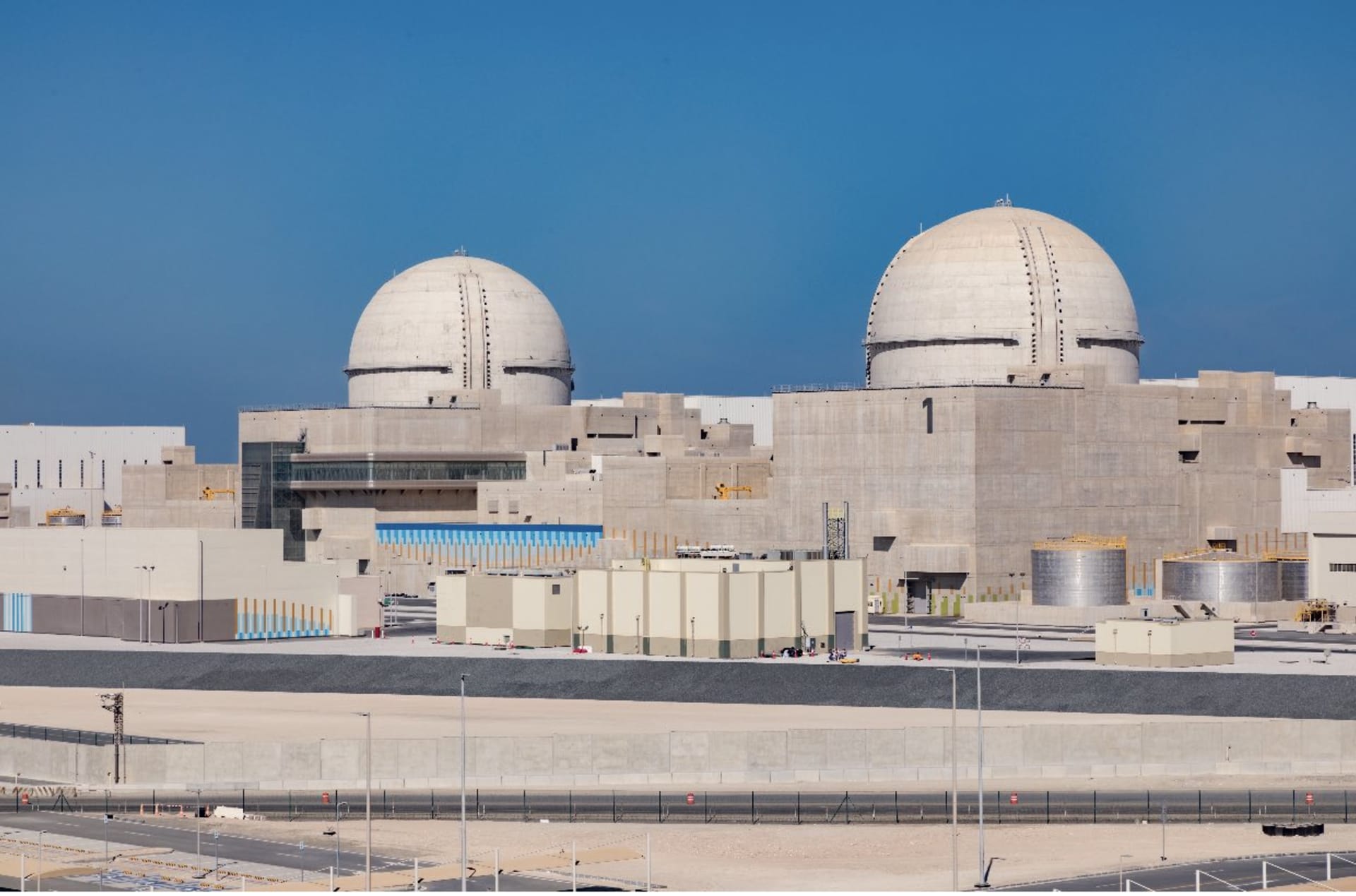 Spojené arabské emiráty zahájily provoz jaderné elektrárny.