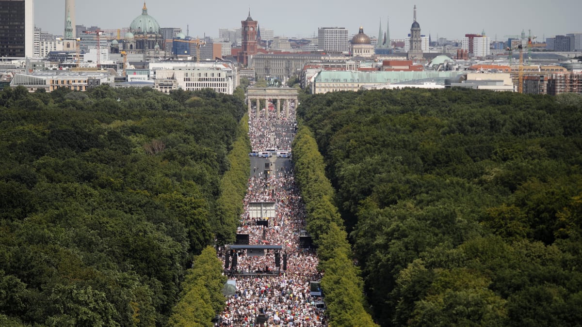 V Berlíně demonstrovaly tisíce lidí proti koronavirovým omezením.
