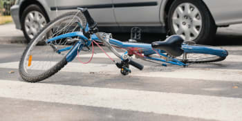 Dvaašedesátiletý cyklista v Třinci najel na osobní automobil. Na místě zemřel